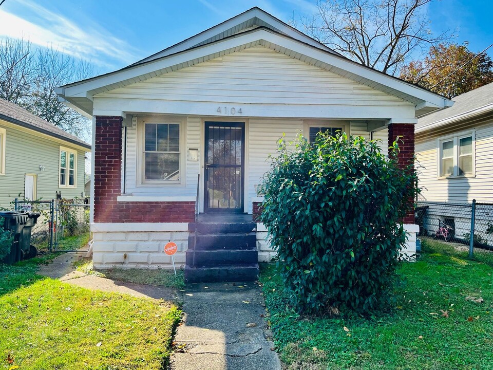 4104 Sunset Ave in Louisville, KY - Foto de edificio