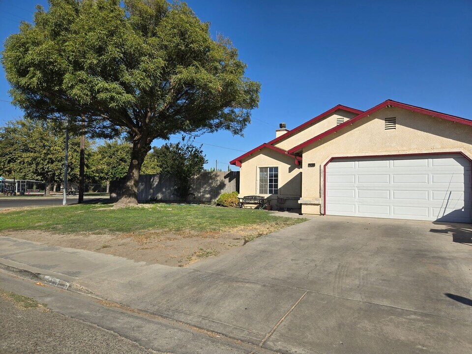 1353 Yosemite Dr in Corcoran, CA - Building Photo