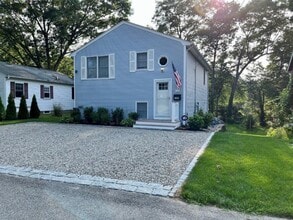 110 Winsor Ave in North Kingstown, RI - Building Photo - Building Photo