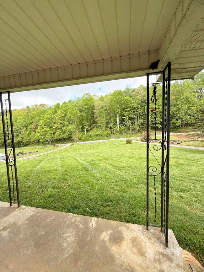 32 Partridge Pl in Canton, NC - Building Photo - Building Photo