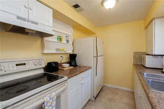 11093 Kelly Rd in Ft. Myers, FL - Foto de edificio - Building Photo