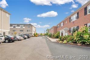 747 N Main St in West Hartford, CT - Building Photo