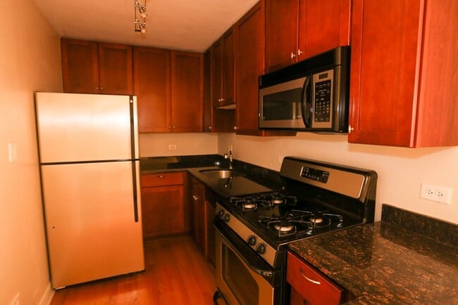 630 W Wrightwood Ave in Chicago, IL - Foto de edificio - Building Photo