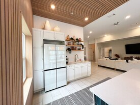 College Vue on University in Pensacola, FL - Building Photo