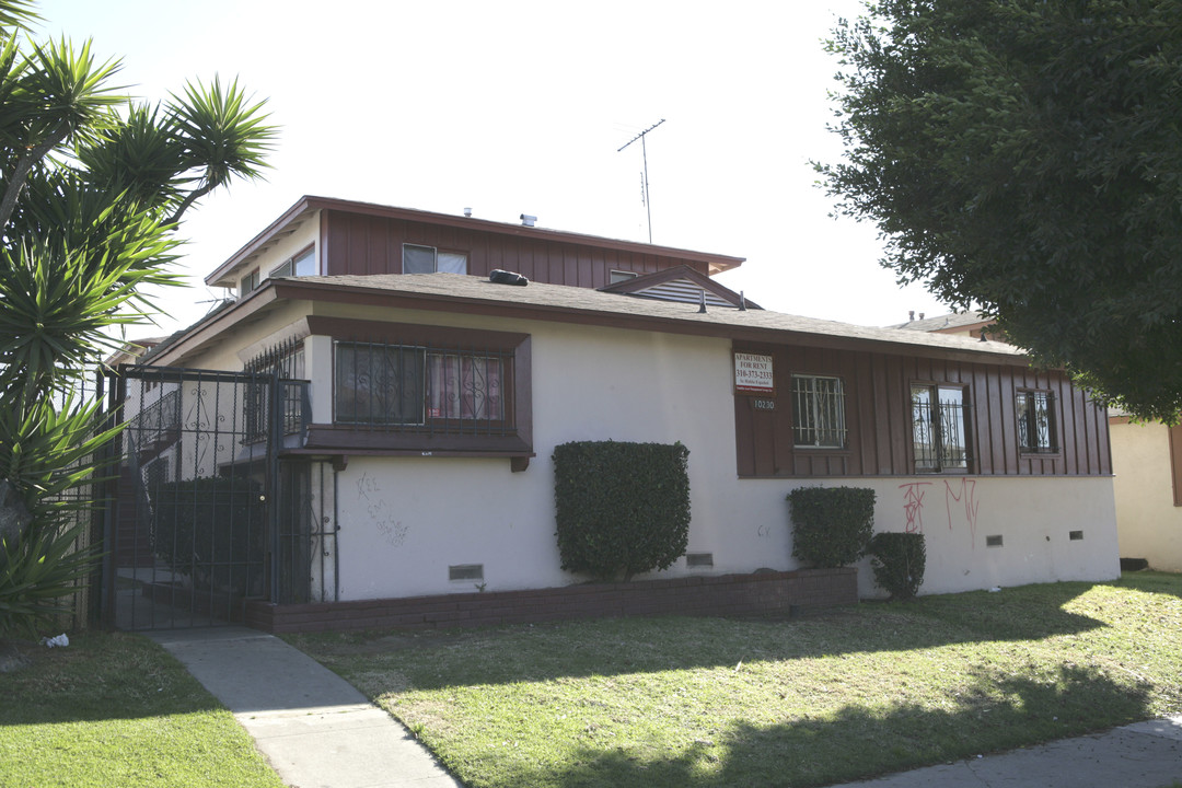 10230 England Ave in Inglewood, CA - Foto de edificio