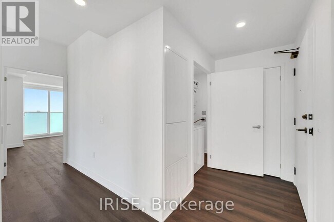 3030 Pharmacy Ave in Toronto, ON - Building Photo - Building Photo