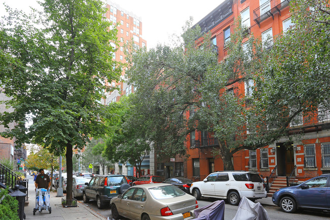 336 E 82nd St in New York, NY - Building Photo - Building Photo