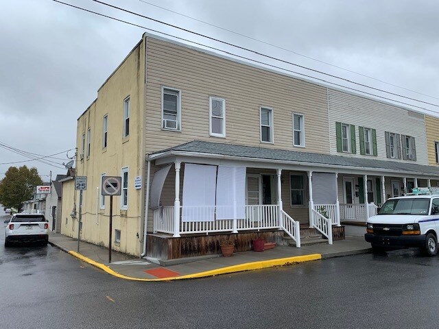 102 Newark St, Unit Apt 1 in Littlestown, PA - Building Photo