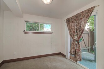5226 Brooklyn Ave NE in Seattle, WA - Building Photo - Building Photo