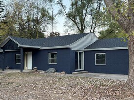 7889 Chilson Rd in Pinckney, MI - Building Photo