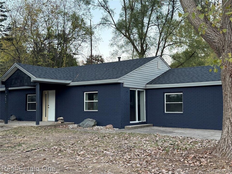 7889 Chilson Rd in Pinckney, MI - Building Photo