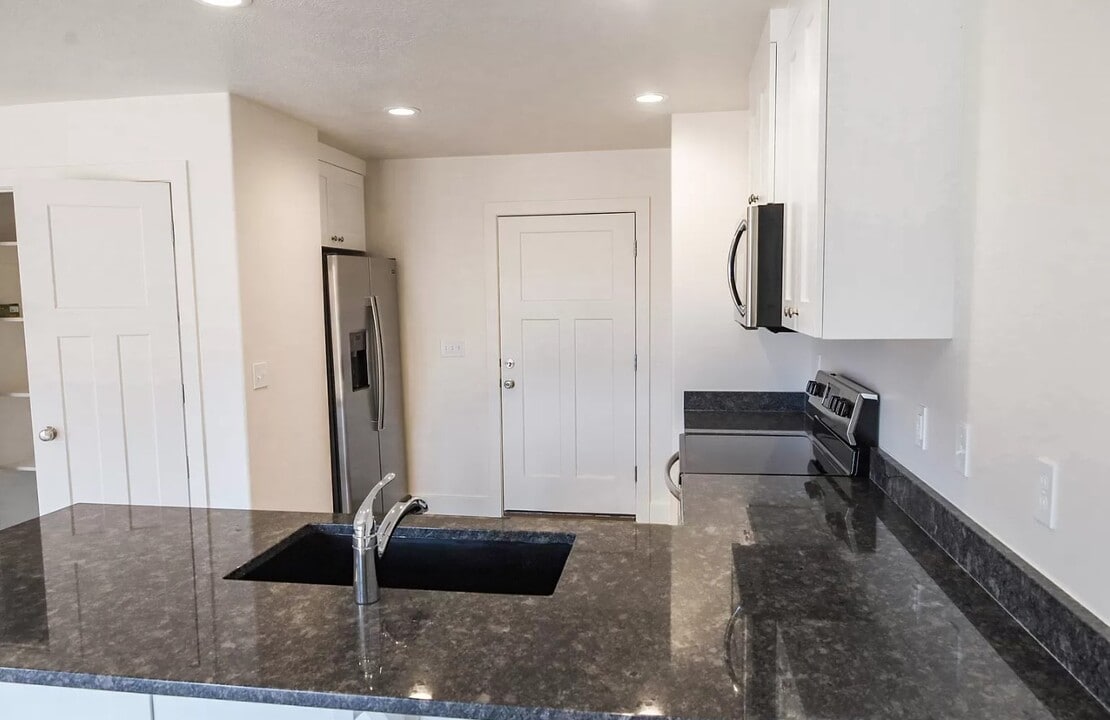 917 N 100 W in Nephi, UT - Foto de edificio