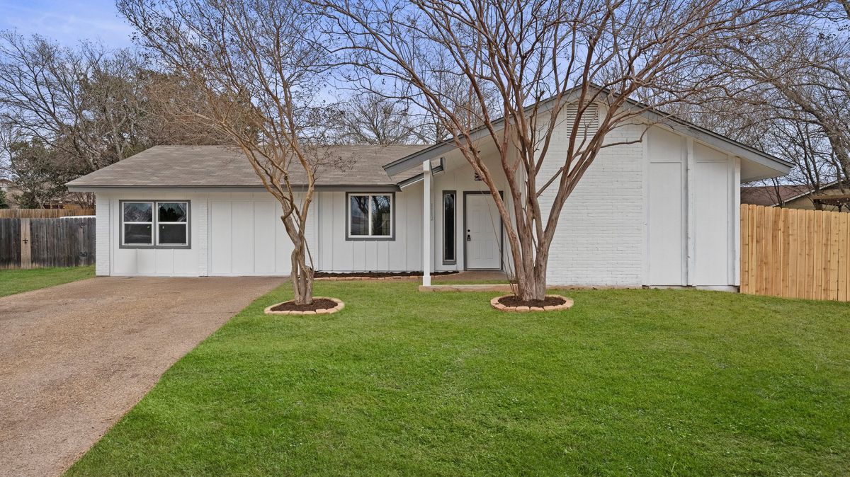 1112 Village Green Dr in Austin, TX - Building Photo