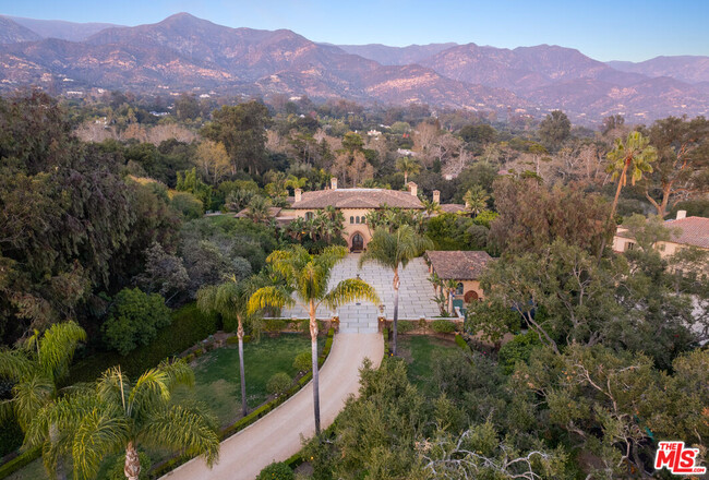 2733 Sycamore Canyon Rd in Montecito, CA - Building Photo - Building Photo