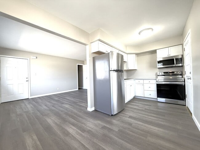 11049 W Hampton Ave in Milwaukee, WI - Building Photo - Building Photo