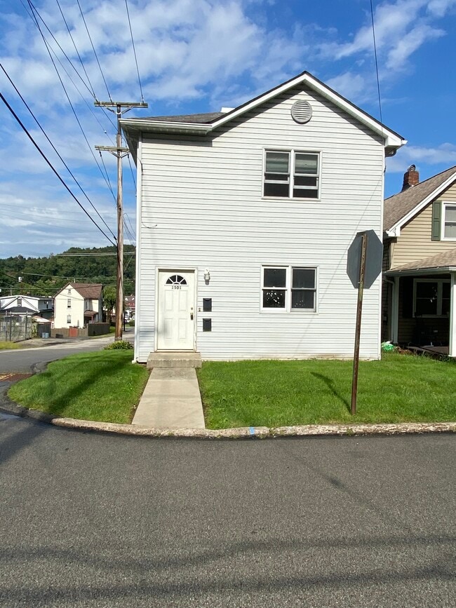 1501 Summit St, Unit 1 in White Oak, PA - Building Photo - Building Photo
