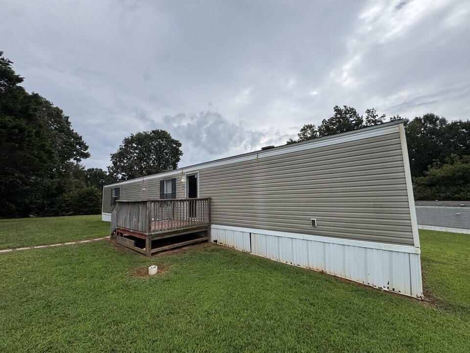 330 Gaither Rd in Millers Creek, NC - Foto de edificio