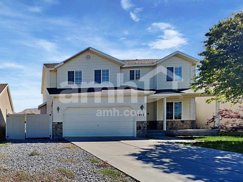 4482 Heritage Dr in Eagle Mountain, UT - Foto de edificio