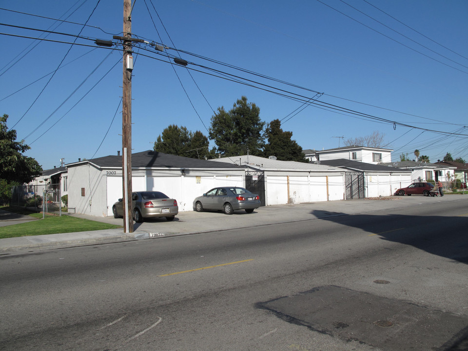 7001-7007 Walker Ave in Bell, CA - Building Photo