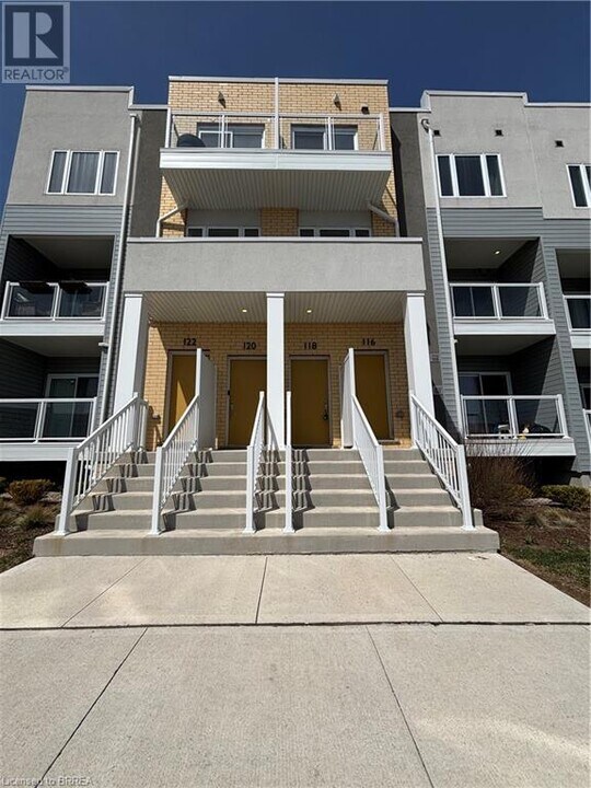 118 Seabrook Dr in Kitchener, ON - Building Photo