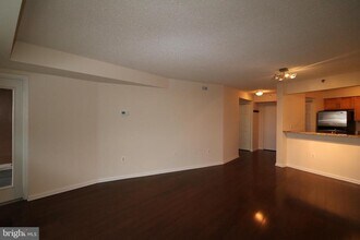10101 Grosvenor Pl in Rockville, MD - Building Photo - Building Photo
