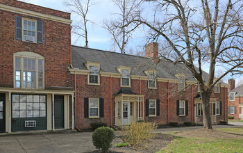 Mariemont Townhomes in Cincinnati, OH - Foto de edificio - Building Photo