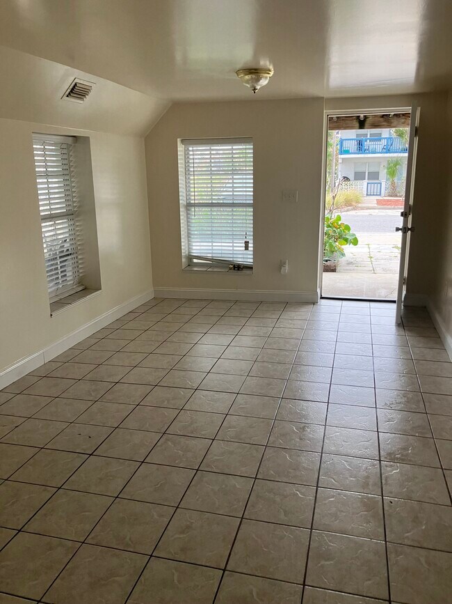 127 7th Ave N, Unit 2 in Jacksonville Beach, FL - Building Photo - Building Photo