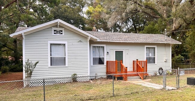 206 Ridge Rd, Unit room4
