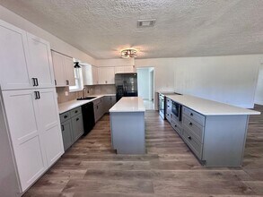 108 Lakeshore Dr in Wharton, TX - Building Photo - Building Photo