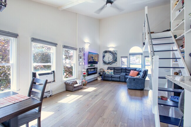 32 Pine St in Norwalk, CT - Building Photo - Building Photo