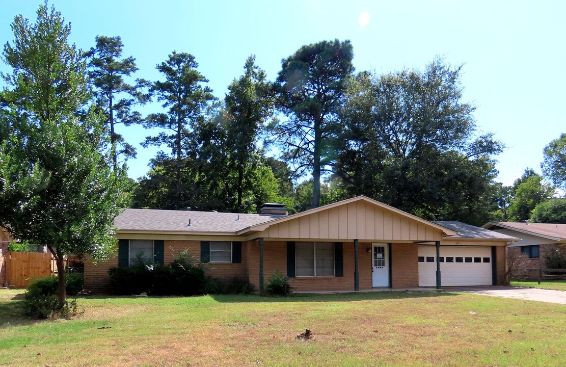 3901 Belle Mere St in Tyler, TX - Building Photo