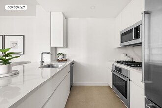 300 E 83rd St in New York, NY - Building Photo - Building Photo