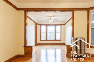 3326 N Clark St, Unit 2F in Chicago, IL - Building Photo