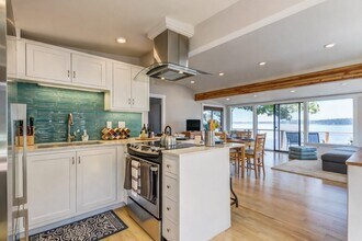 8232 SW Hawthorne Ln in Vashon, WA - Foto de edificio - Building Photo