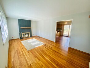 5600 W 70th St in Prairie Village, KS - Building Photo - Building Photo