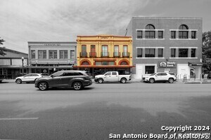 142 W San Antonio St in New Braunfels, TX - Building Photo