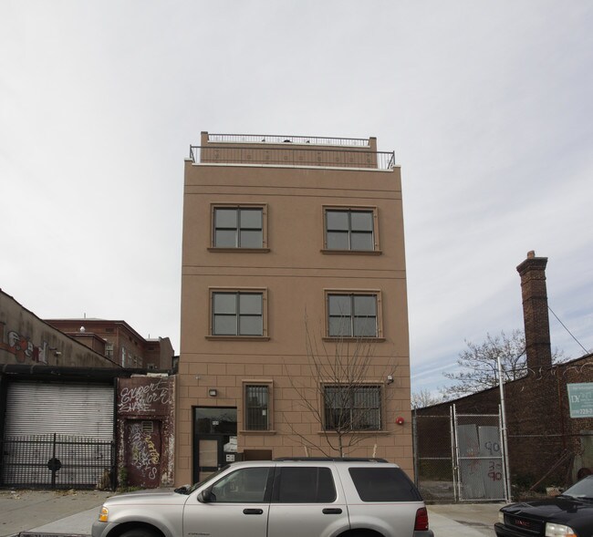 904 Kent Ave in Brooklyn, NY - Building Photo - Building Photo