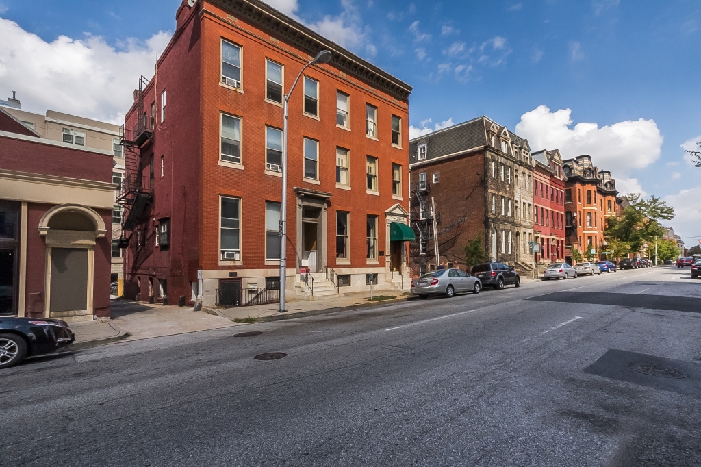 4 E Biddle St in Baltimore, MD - Foto de edificio