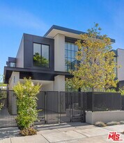 8890 Rosewood Ave in West Hollywood, CA - Building Photo