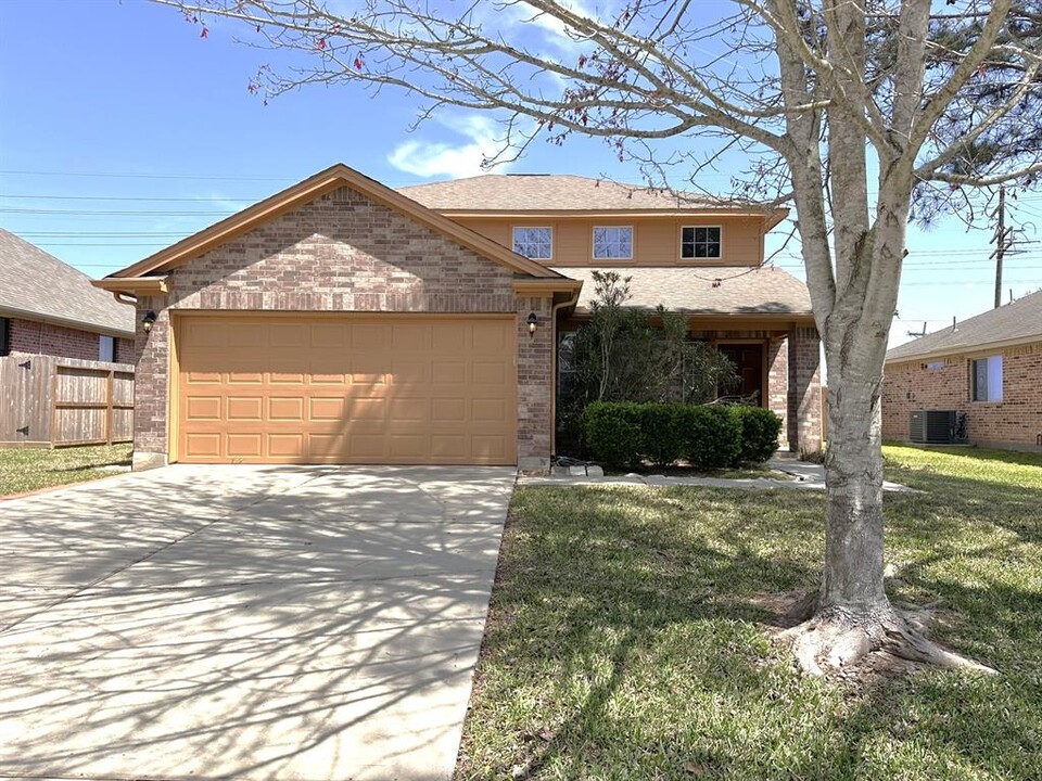 3530 Stonehenge Dr in Montgomery, TX - Foto de edificio