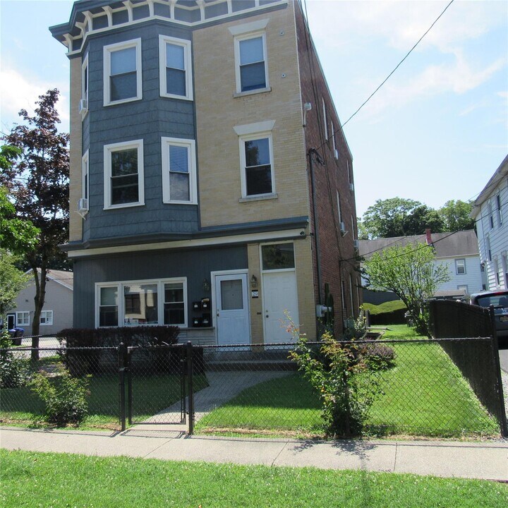 29 Taylor Ave in Poughkeepsie, NY - Building Photo