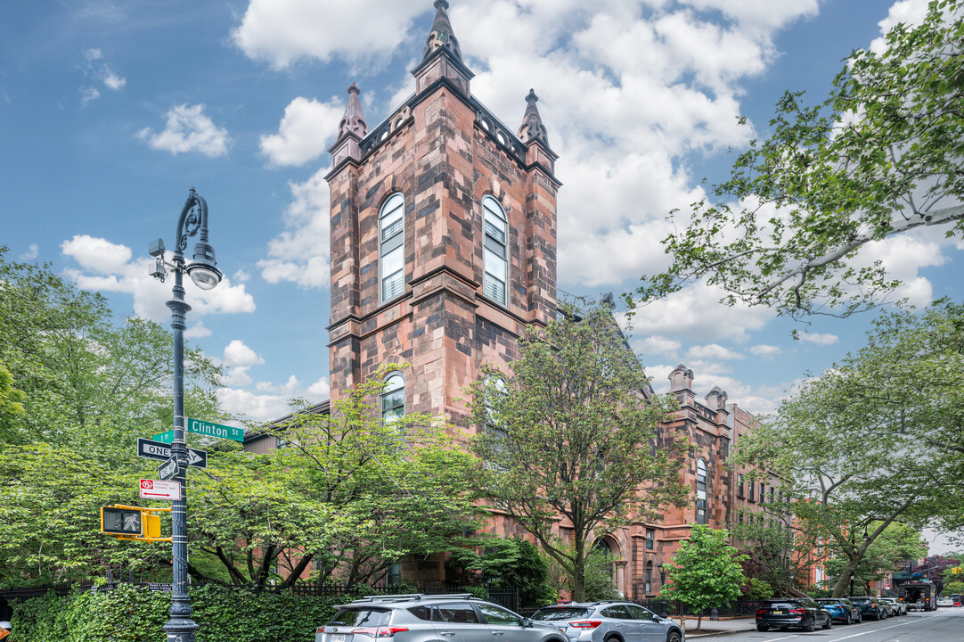 450 Clinton St in Brooklyn, NY - Building Photo