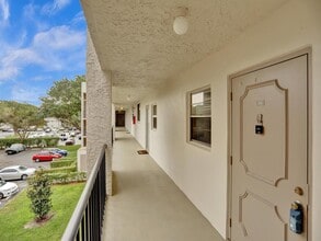 9330 Lagoon Pl, Unit 301 in Davie, FL - Foto de edificio - Building Photo