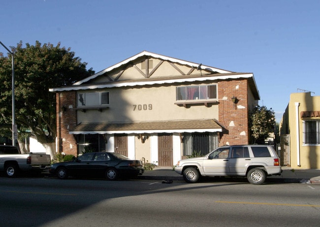 7009 Seville Ave in Huntington Park, CA - Building Photo - Building Photo