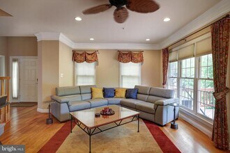 1200 Treasure Oak Ct in Rockville, MD - Building Photo - Building Photo