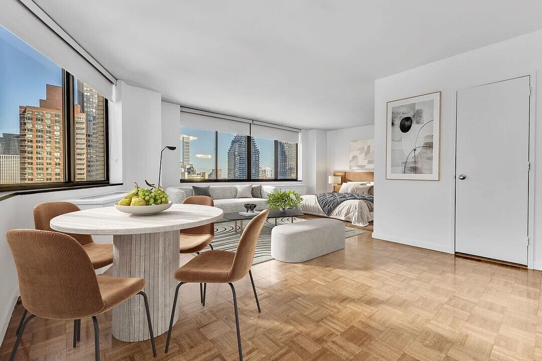 245 E 44th St in New York, NY - Building Photo