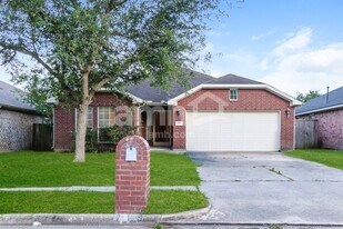 719 Chase View Dr in Bacliff, TX - Building Photo