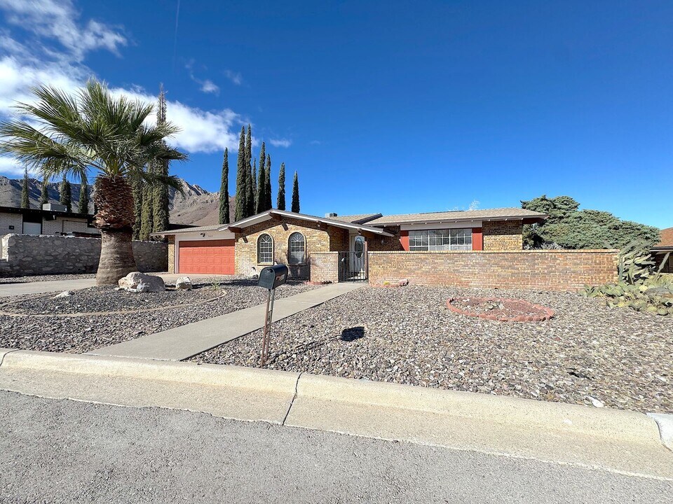 3009 Stone Edge Rd in El Paso, TX - Building Photo