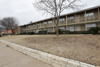 Upper E - Coral Gates (OLD) in Dallas, TX - Building Photo - Building Photo