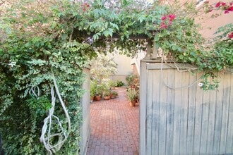 126 8th St, Unit B in Hermosa Beach, CA - Foto de edificio - Building Photo